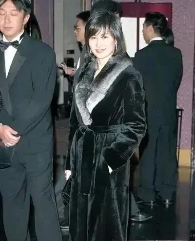 这大衣她穿了有30年了吧，所以说富婆并不在乎衣服吗？ ​ ​​​
