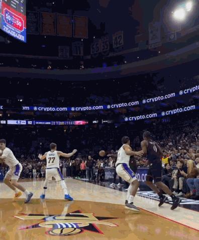 一个有趣的事情…昨天比赛最后时刻，詹姆斯完成抢断！后场的东契奇示意詹姆斯再来个铁