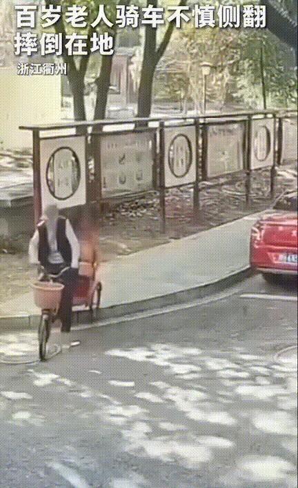 12月12日报道，这个小朋友火到央视网了！浙江衢州，一名百岁老人骑着三轮车下马路