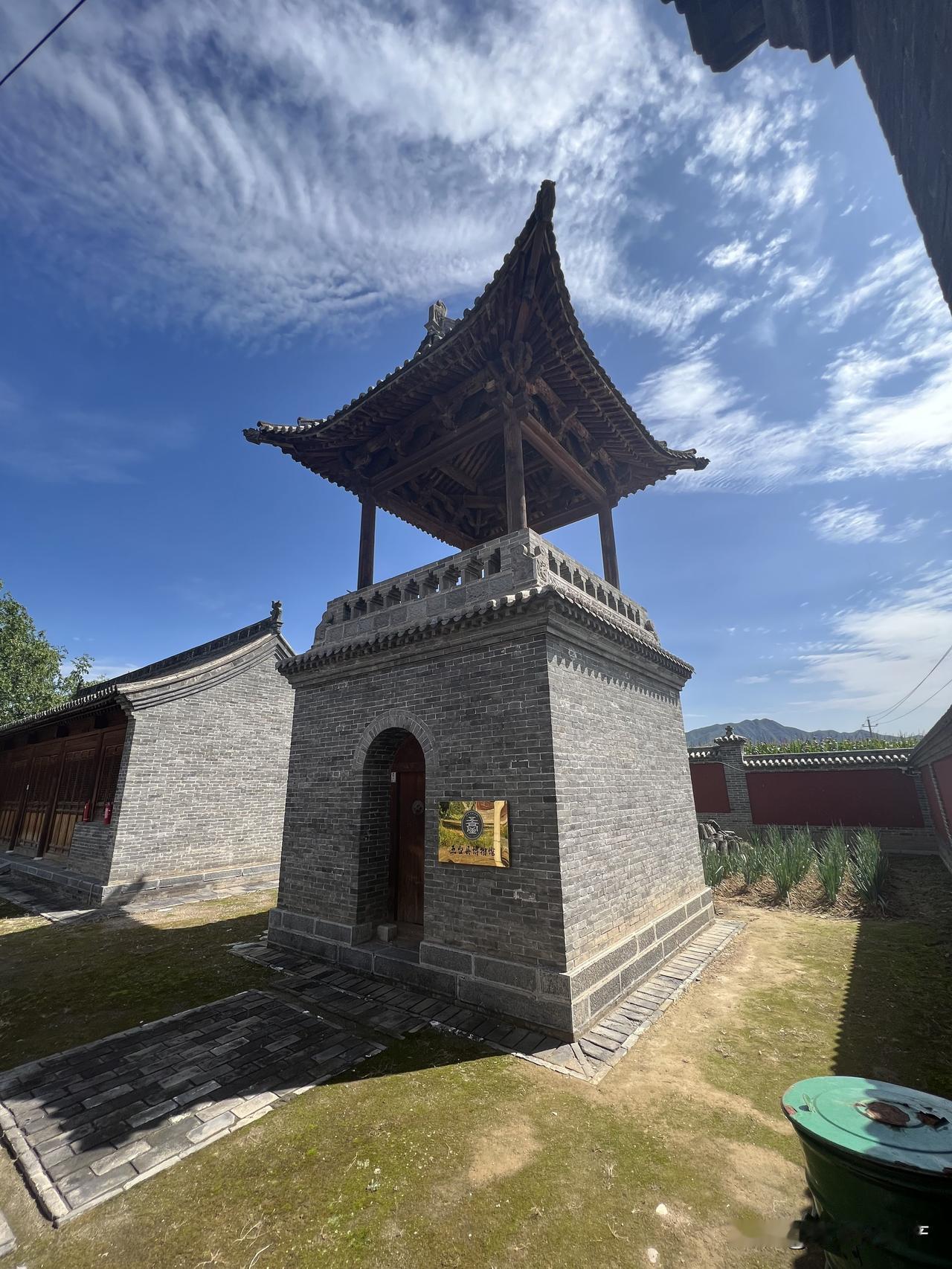 山西延庆寺，本来是三进院落布局，现仅存第三院。院内中轴线上现存二门、大佛殿、东西