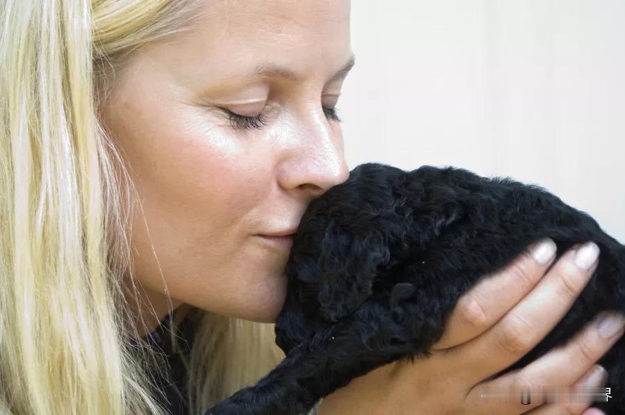 【最新消息：挪威王储妃卷入爱泼斯坦档案，被提及超千次】
奥斯陆时间2026年2月