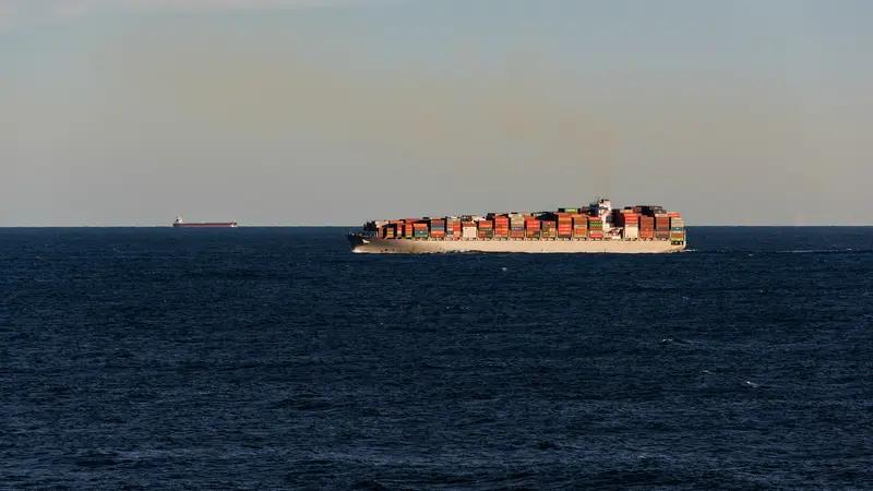 2026年1月23日，暖心的一幕在黄岩岛附近海域上演。一艘外籍货船遇险，船上21