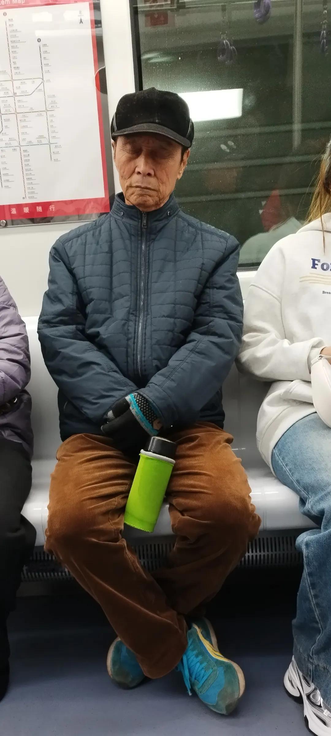 你们发现没有？在地铁上坐着这个老头一看就是个农民。

从他的穿衣打扮，看出来他不