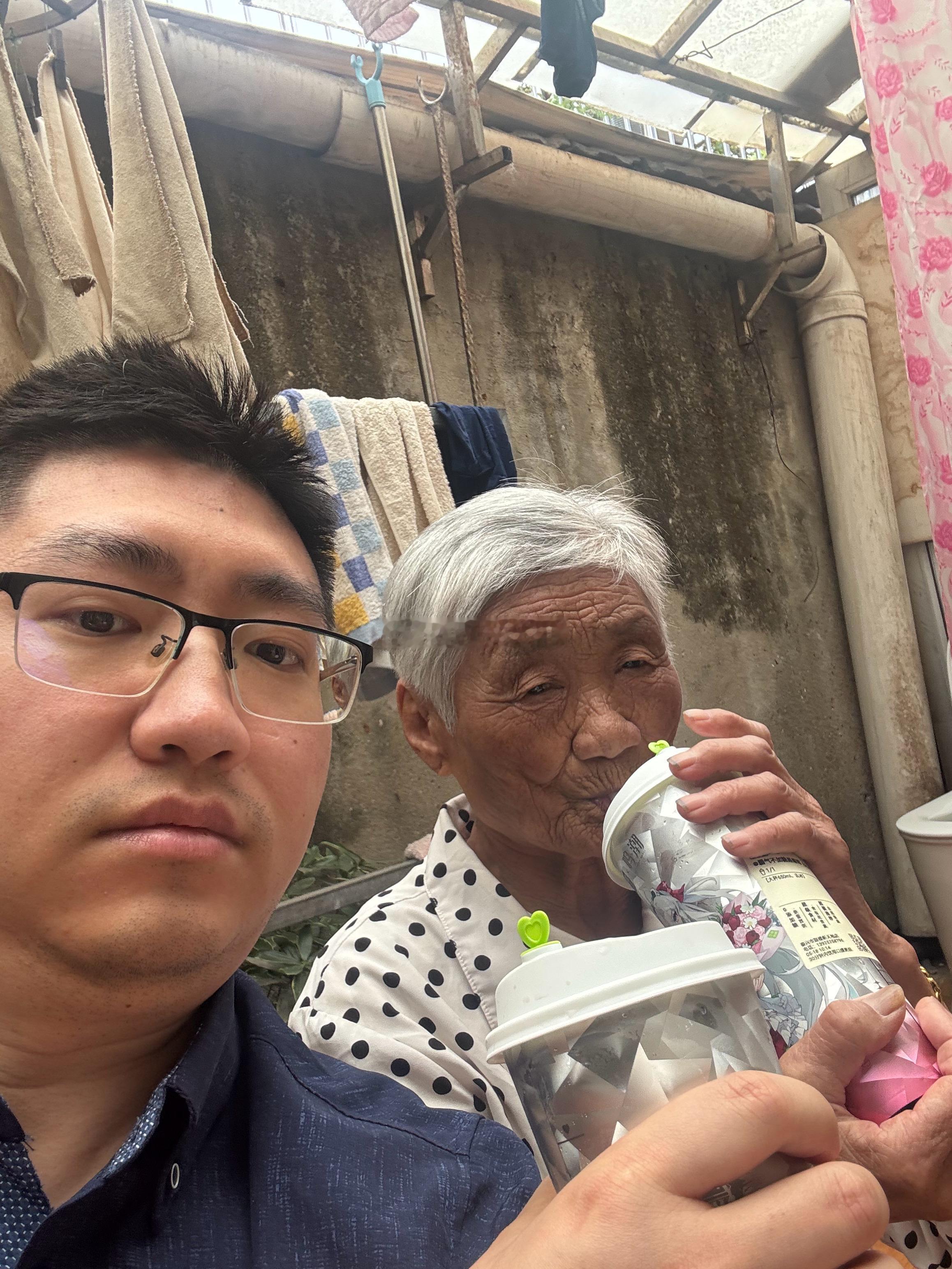 在老家陪奶奶喝奶茶[鼓掌][鼓掌][鼓掌]90多岁了不认识我了 ​​​