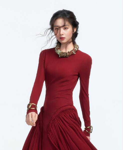 黄多多正式进圈 黄磊女儿黄忆慈（黄多多）穿品牌酒红色长裙，以卷发造型亮相VOGU