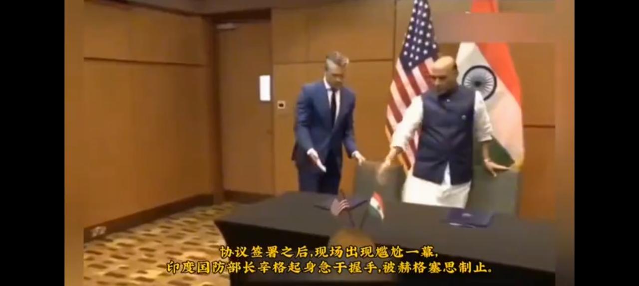 竟然拒绝握手，美国这个老毛病又犯了。
印度代表主动伸出手，诚意满满。
然而，
对