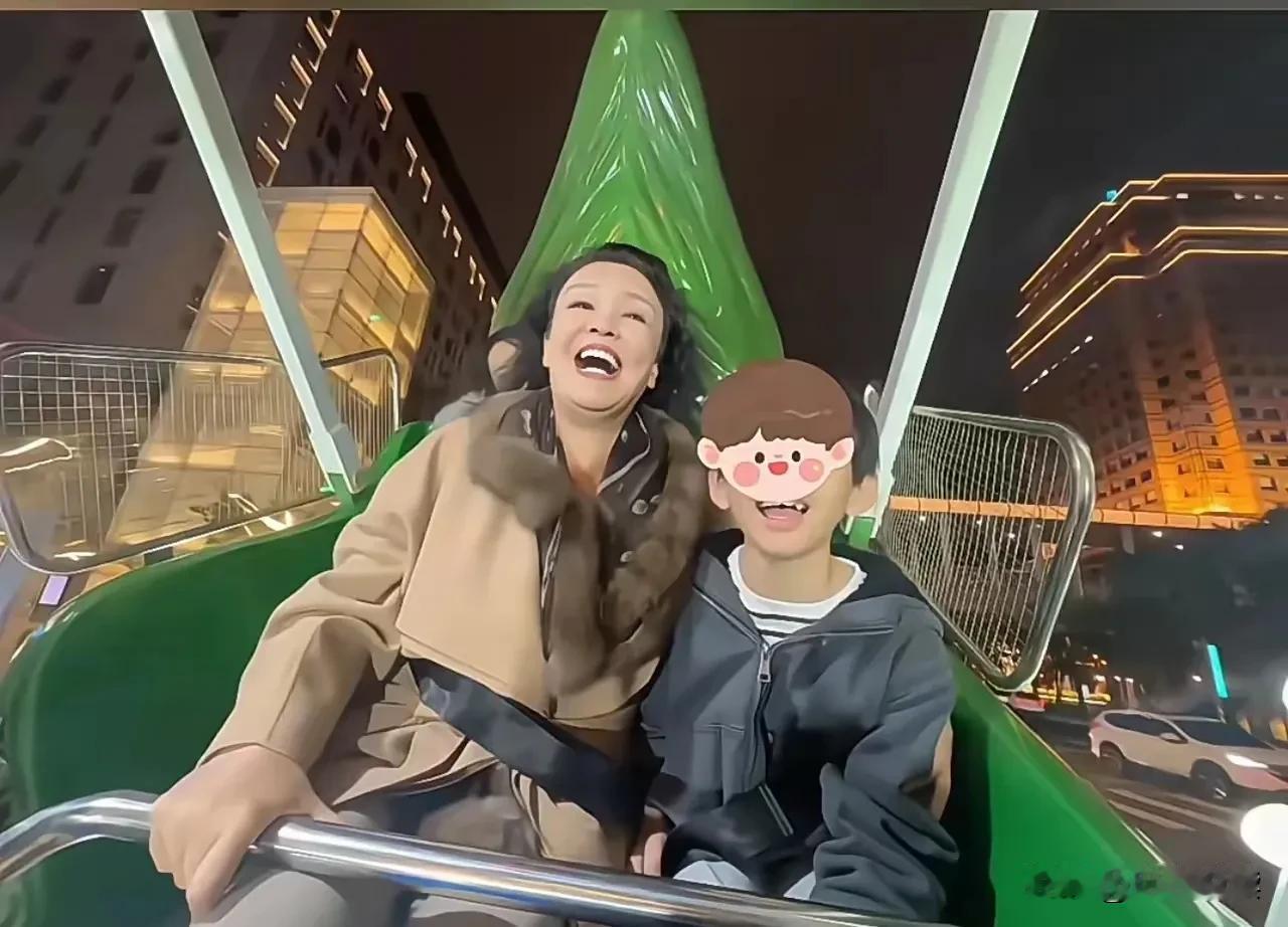 两个细节告诉你
张兰“喜马厌孙”

张兰此次湾湾行
真是扬眉吐气呀

但是细心的