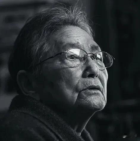 “我8岁那年，父亲惨遭日军杀害，他是家中唯一的顶梁柱。父亲被抓走后，犹如泰山崩塌