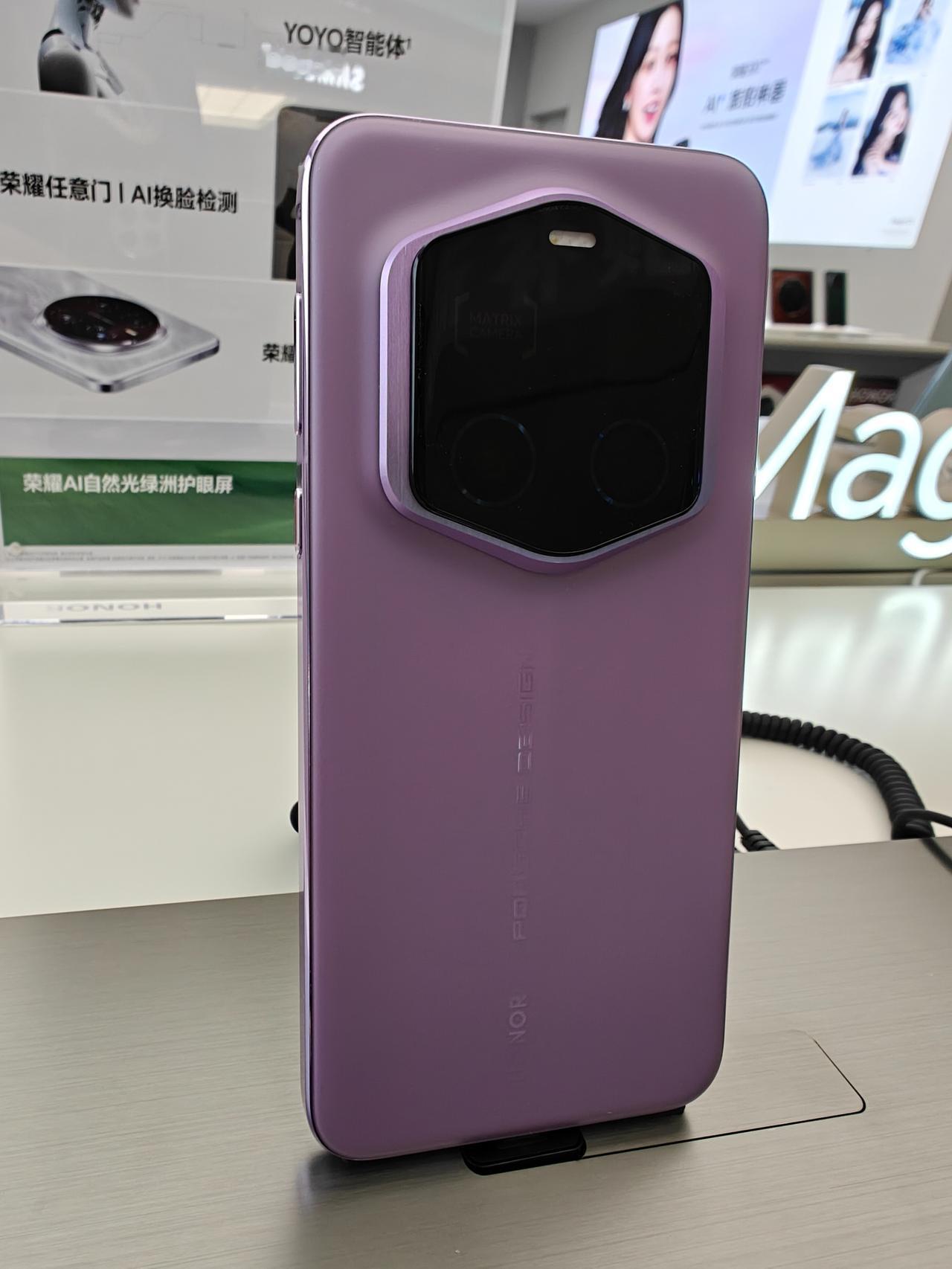 荣耀保时捷联名机型应该是商务旗舰的标杆代表，但有很大的可能会取消荣耀Magic9