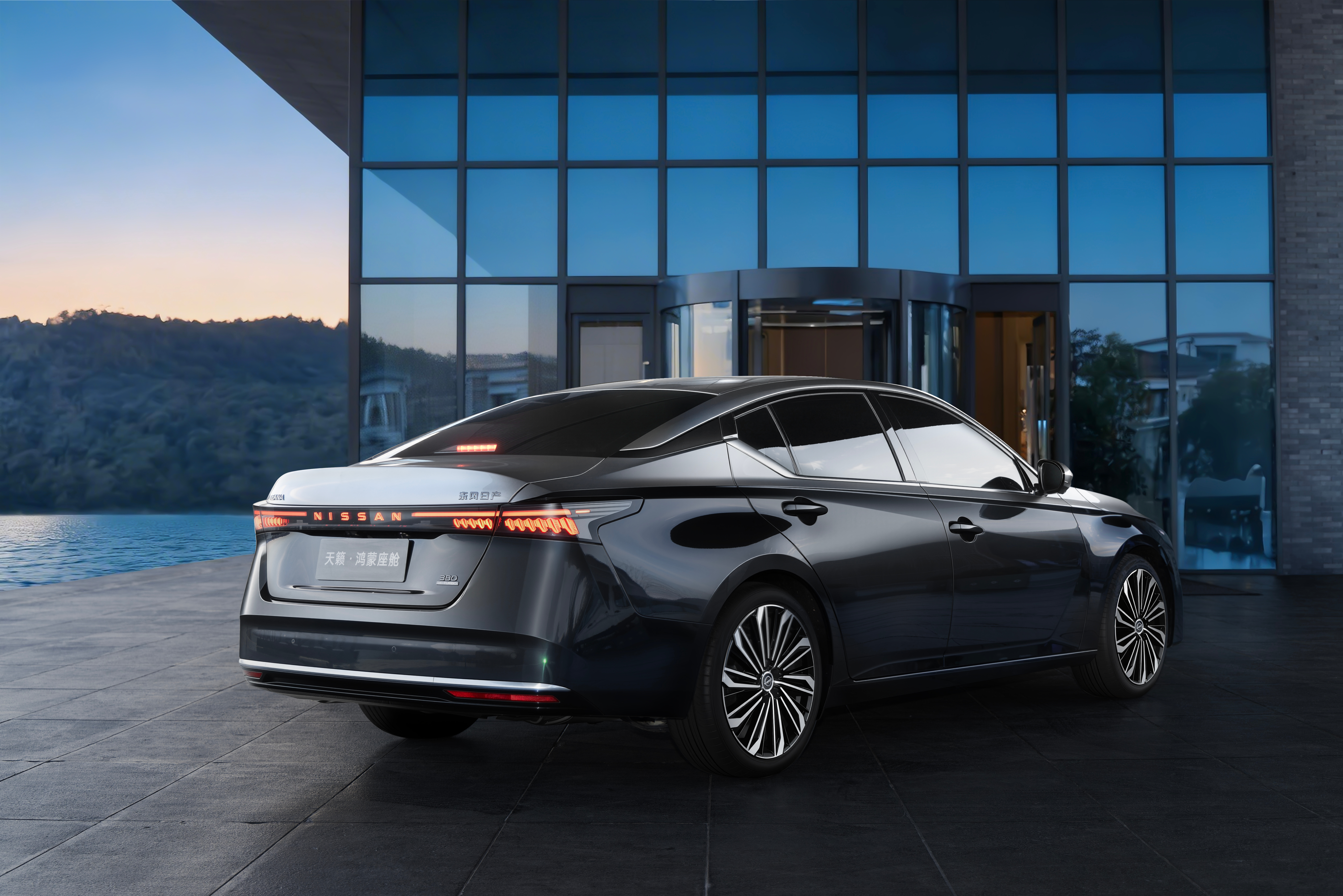 东风日产天籁从第一代推出之初，就是定位兼顾日常家用和中国人用车需求的这么一款燃油