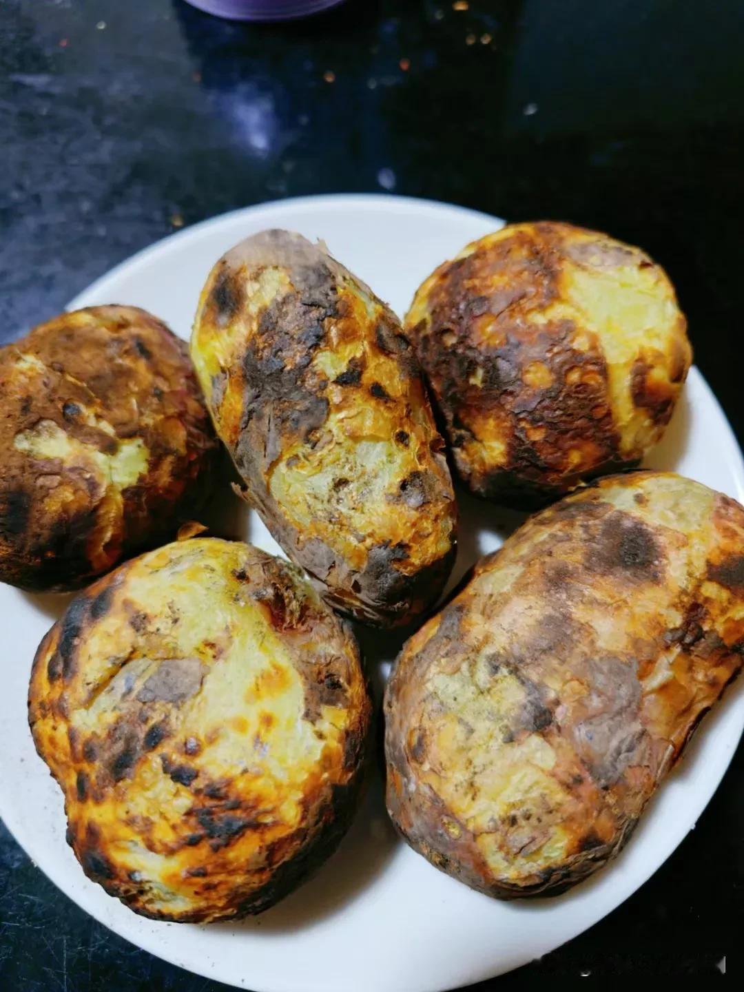 炭火烤土豆，外焦里嫩，超级美味！🔥🥔😋农村人的美食，很多人认为，不卫生的，