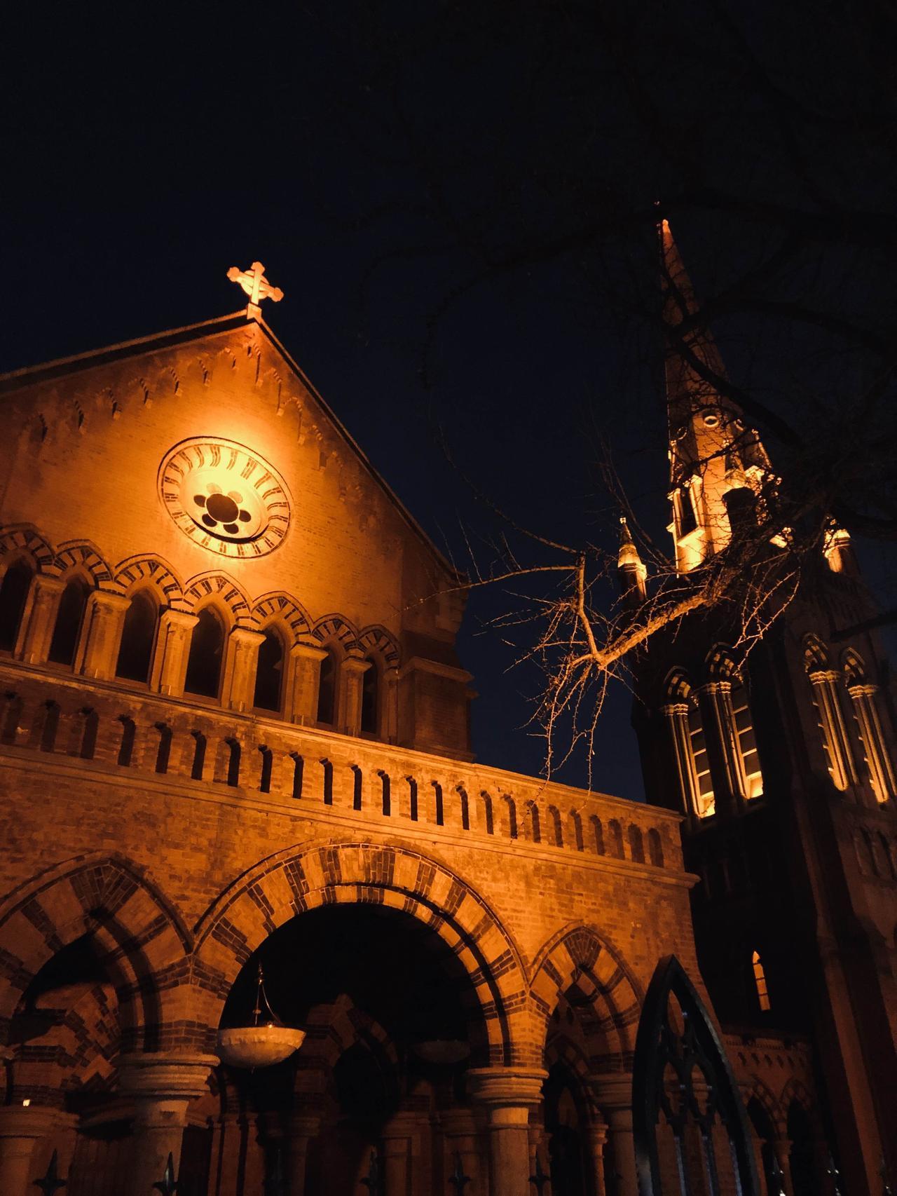 夜色里的上海外滩腹地天主教堂。当年把清水红砖硬是用匠心做出了超级华丽的建筑。而现