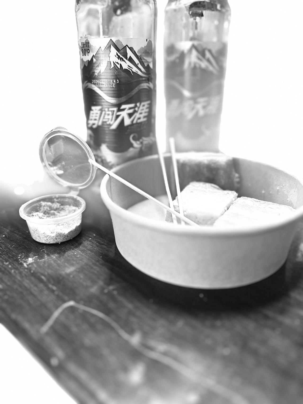 《孤独》

一瓶啤酒
一碟烤豆腐
一包烟
一个打火机
一个独坐
把他们混在一起