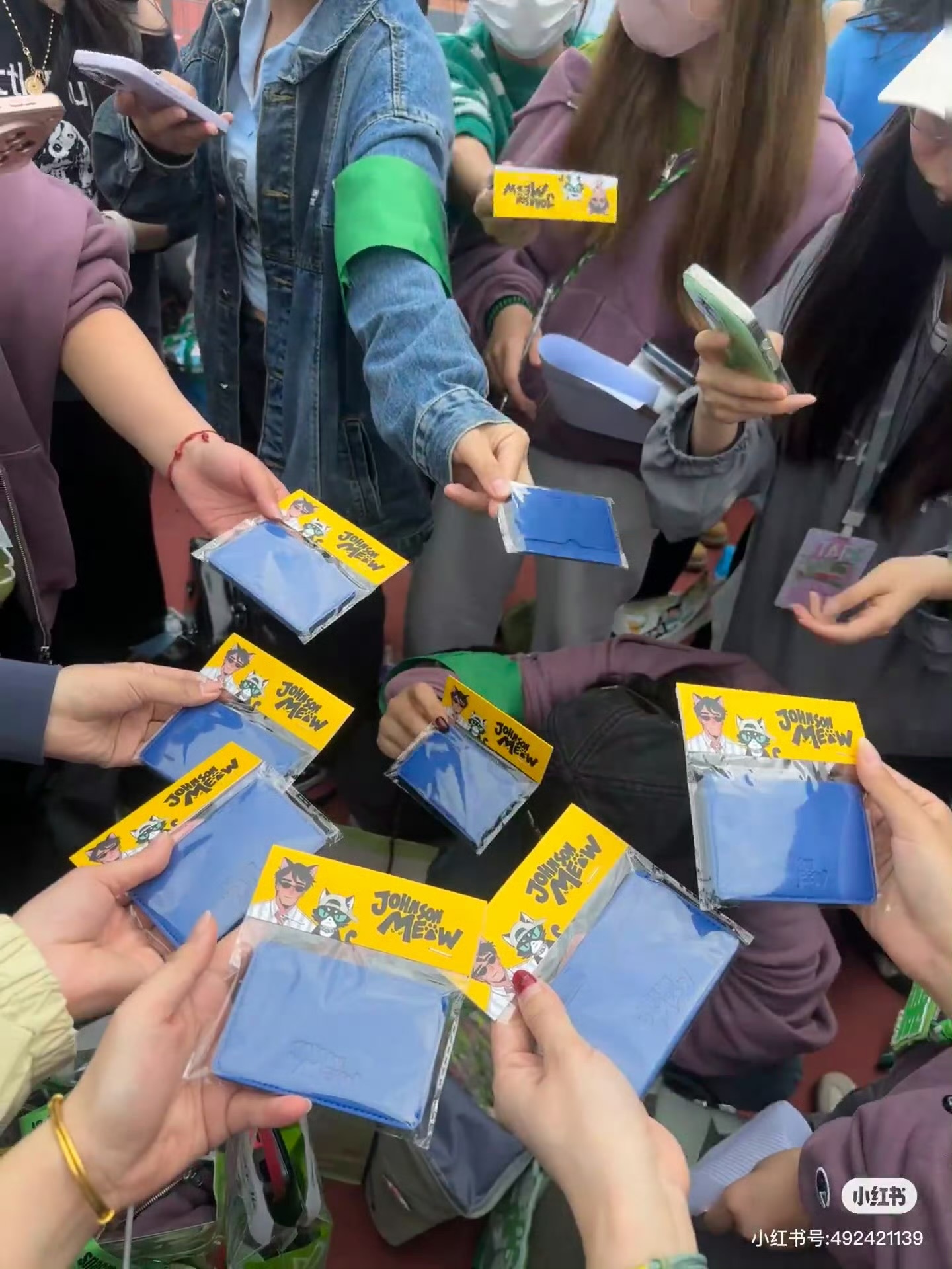 丁禹兮工作人员给给巅峰之夜现场的海棠姐们发了卡包，太宠粉了！双向奔赴