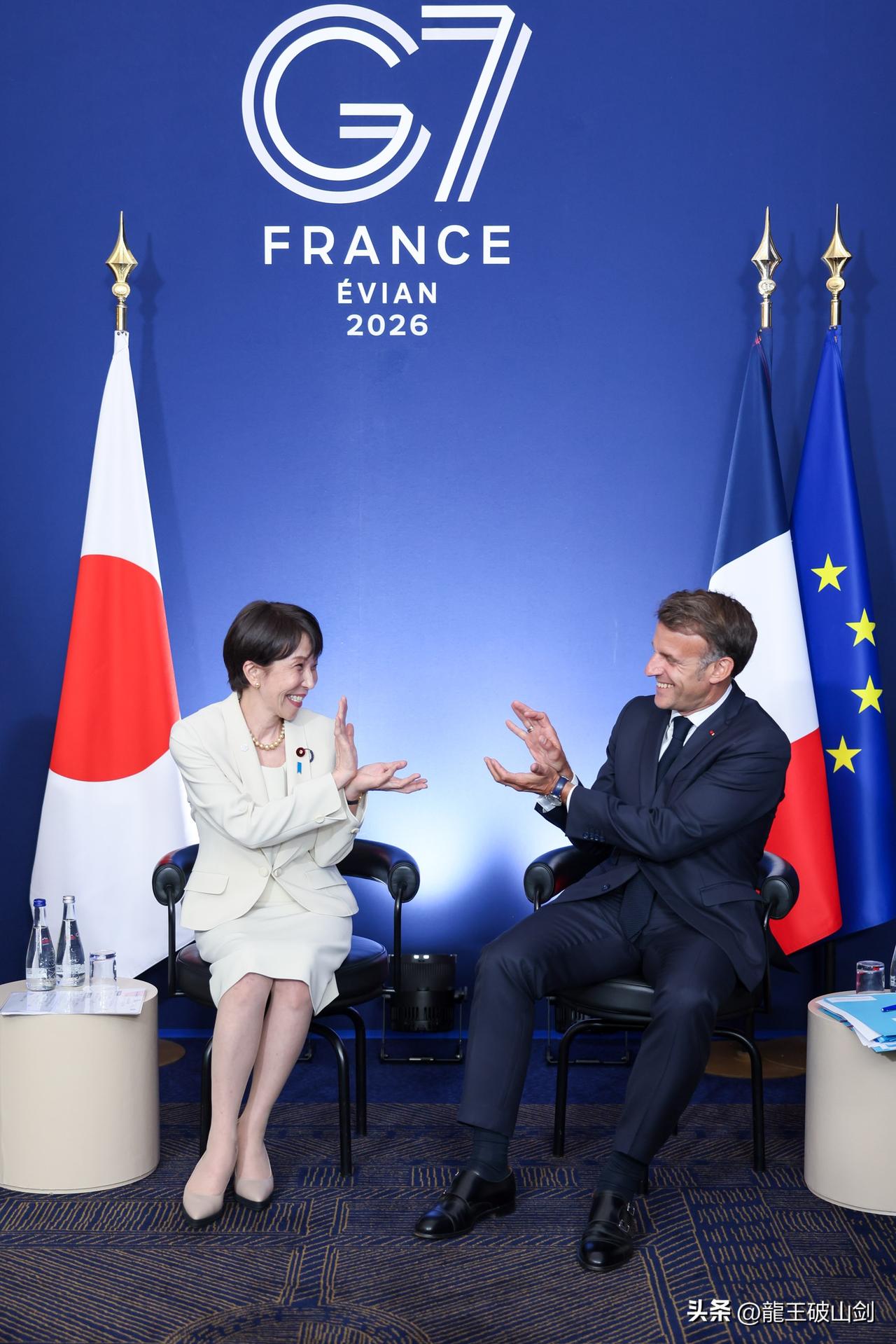 马克龙高市早苗秀恩爱。在G7峰会上，日本首相高市早苗和法国总统马克龙举行双边会晤