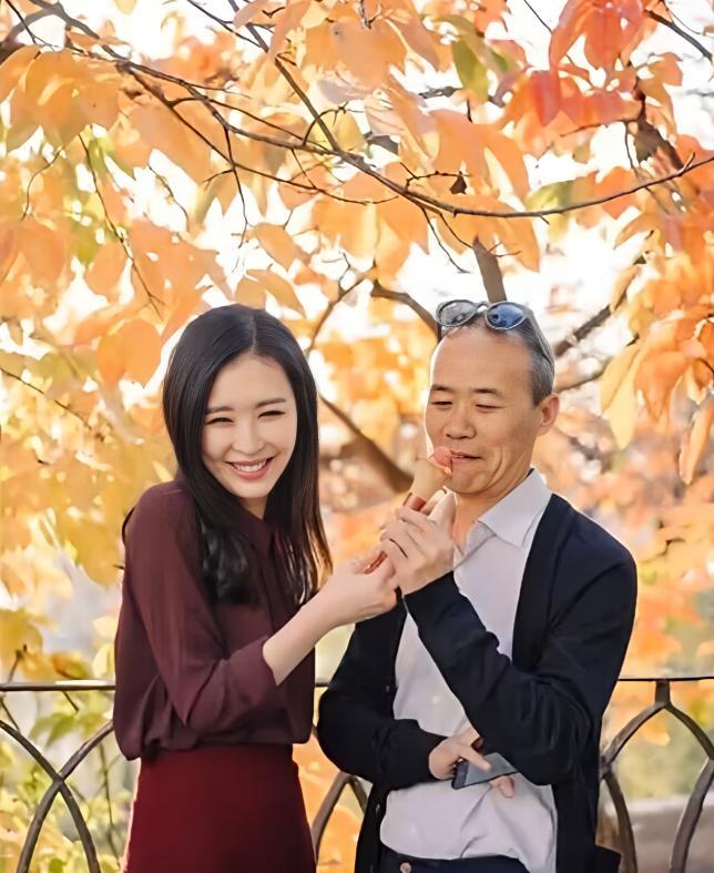 别盯着她回没回微博了。
看看她公司的股权结构，比任何回应都真实。
2021年，他