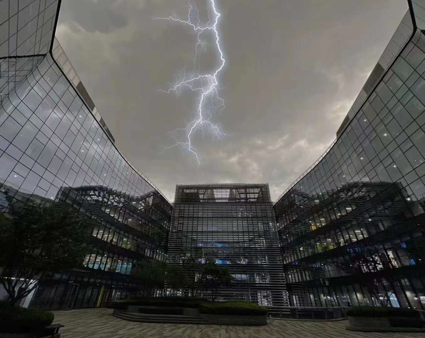 #北京冰雹# 潜龙在天，冰雹坠地 ​​​