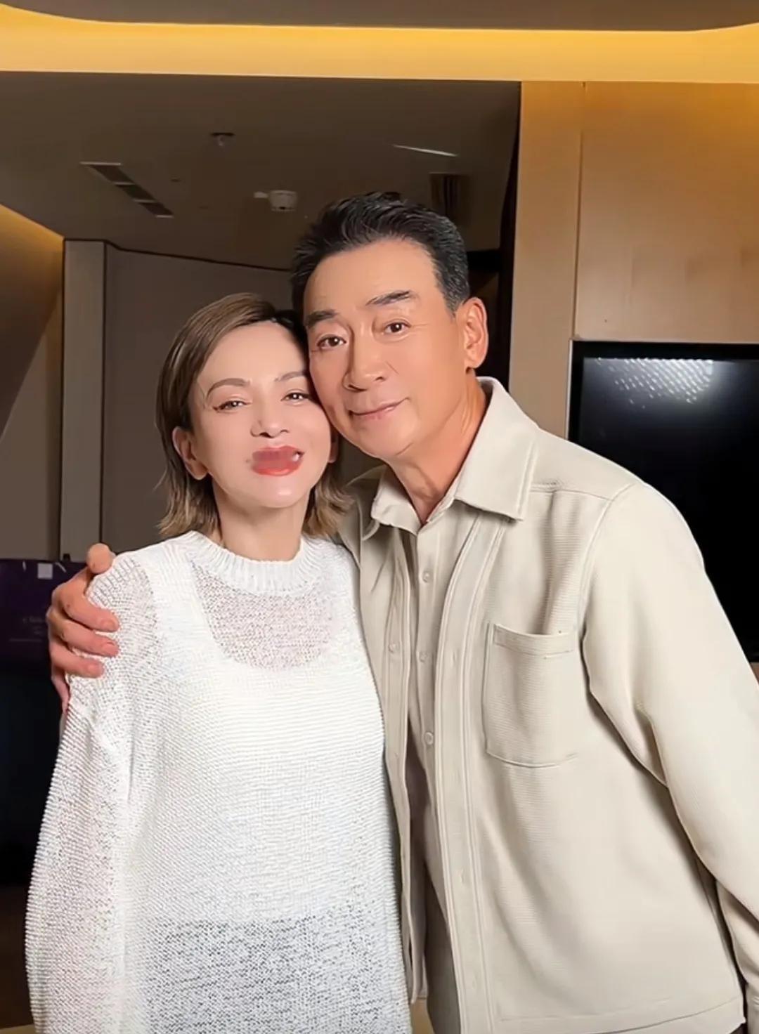 雪姨陆振华24年后重聚，哇，感觉他们都没有怎么变呢