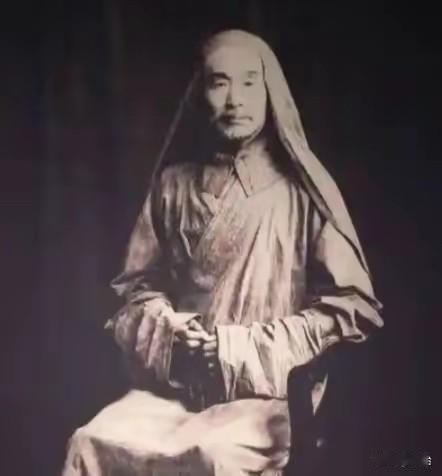 弘一法师晚年，四肢浮肿溃烂，拒绝服药，直面死亡。临终前，他将弟子叫到身边，再三叮