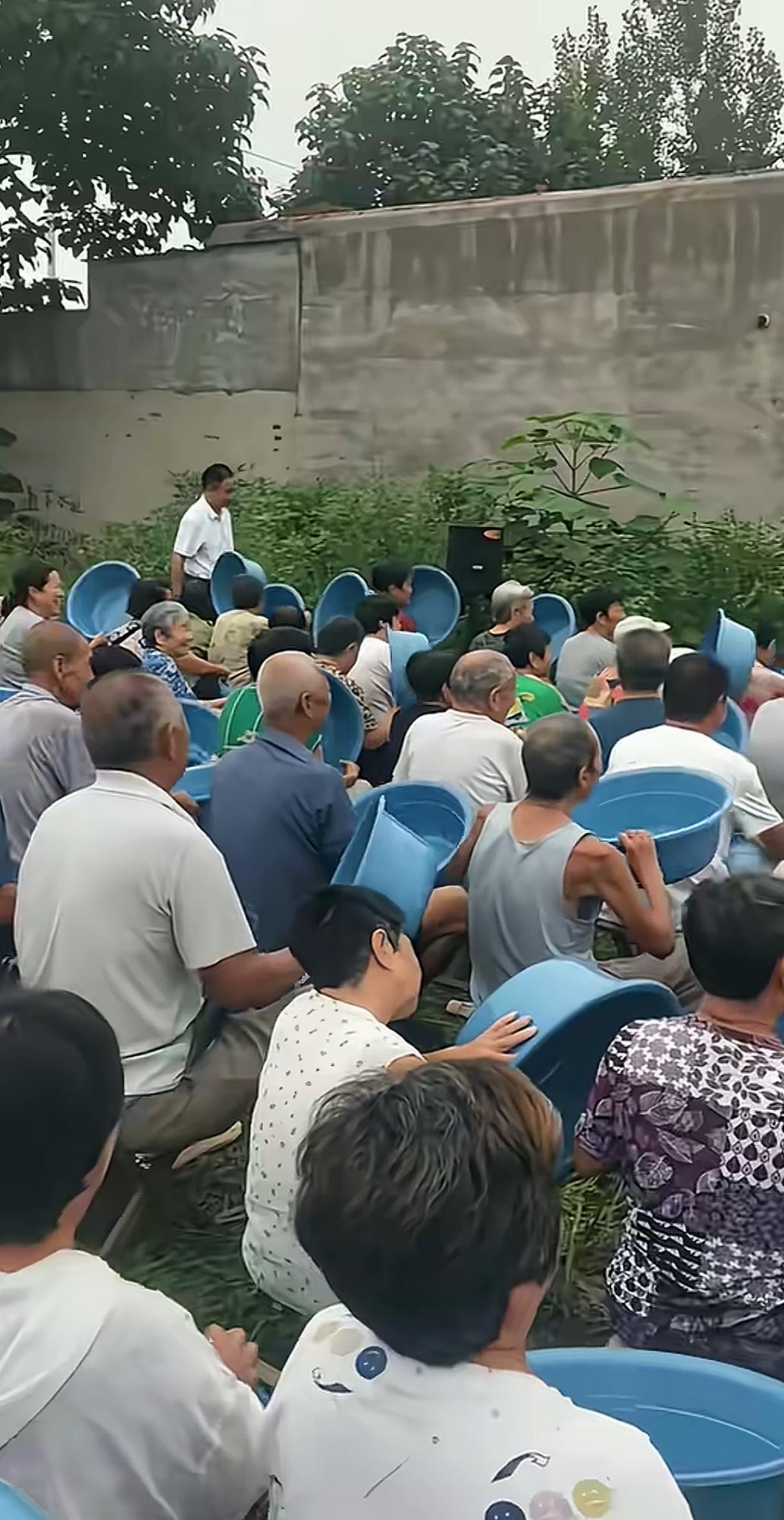 都是老大爷，老大妈，咱也不知道在搞啥活动，每个人都拿着同款的大盆，听着的人应该激