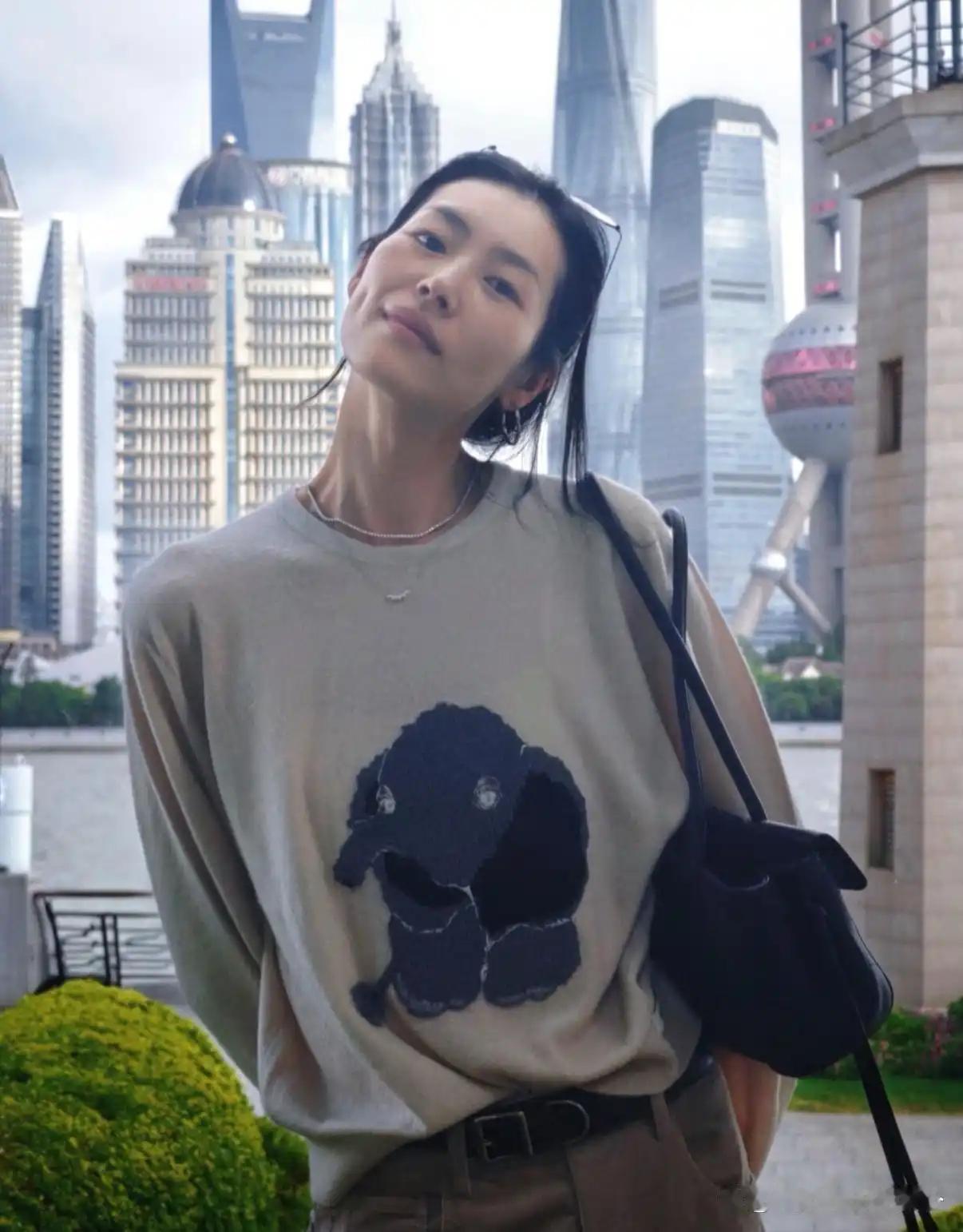 井柏然和孙千在台上偷偷牵手刷屏，但你可能不知道，刘雯就在台下。 ​​​
