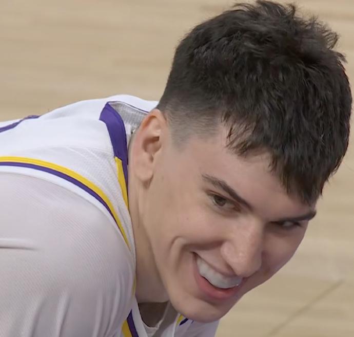 拉拉维亚笑嘻了：二运裁判漏判！

这球拉拉维亚运到前场刚想传詹姆斯，结果詹姆斯要