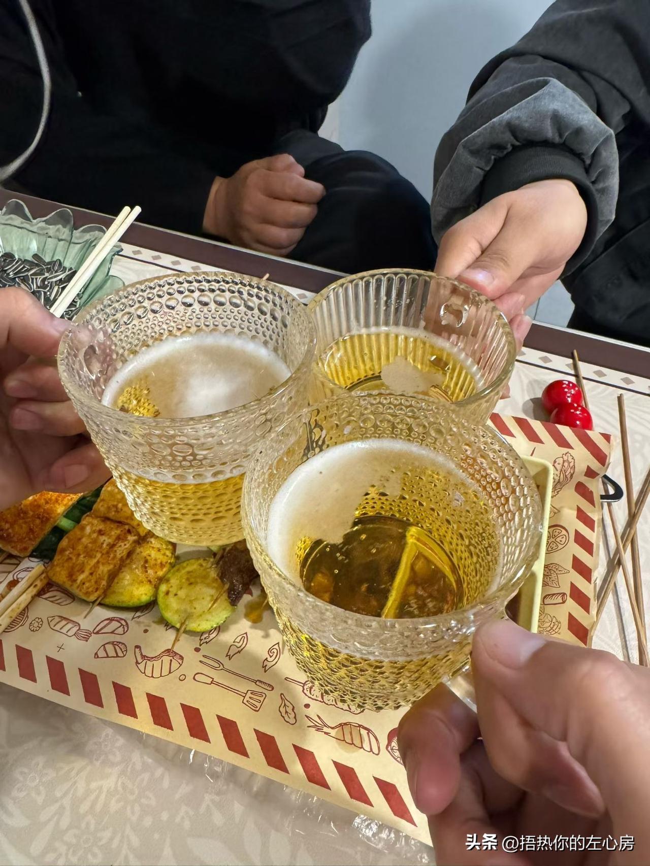 谁说快乐一定要去远方？
今晚躲在郊野，抬头是满天星光，低头是鲜嫩的烤串。🍢
三