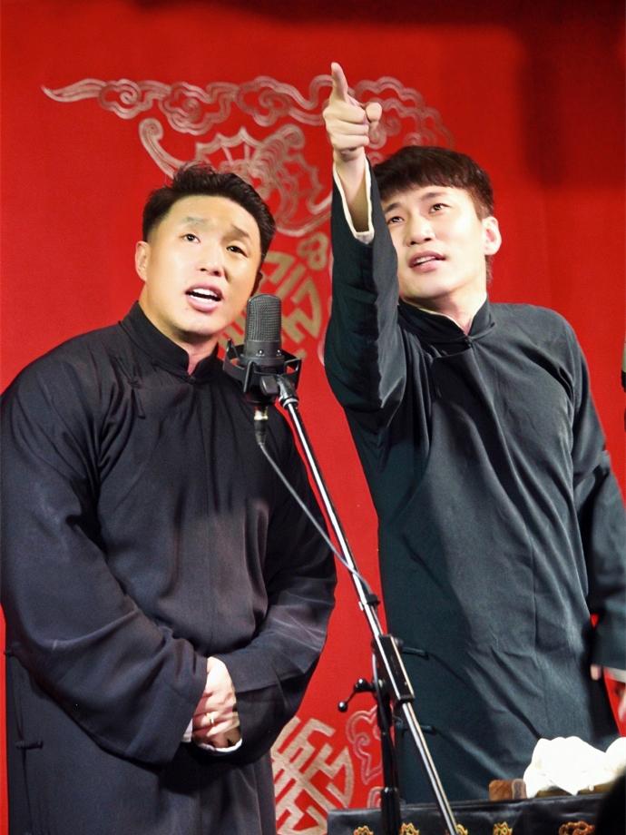 德云社副总烧饼带着何九华空降小剧场，五队演了一场，七队演了一场。昨日，副总烧饼带