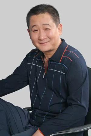 演员，梁天说，当初我拍一个戏叫《西行囚车》，我演一个犯人，强奸犯，到监狱体验生活