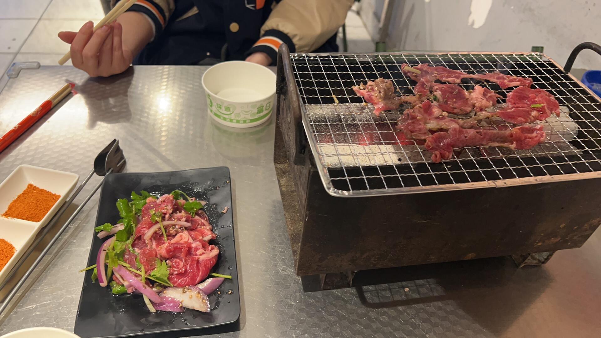 我的前前女友成了我的嫂子，我哥让她带我出来吃饭 