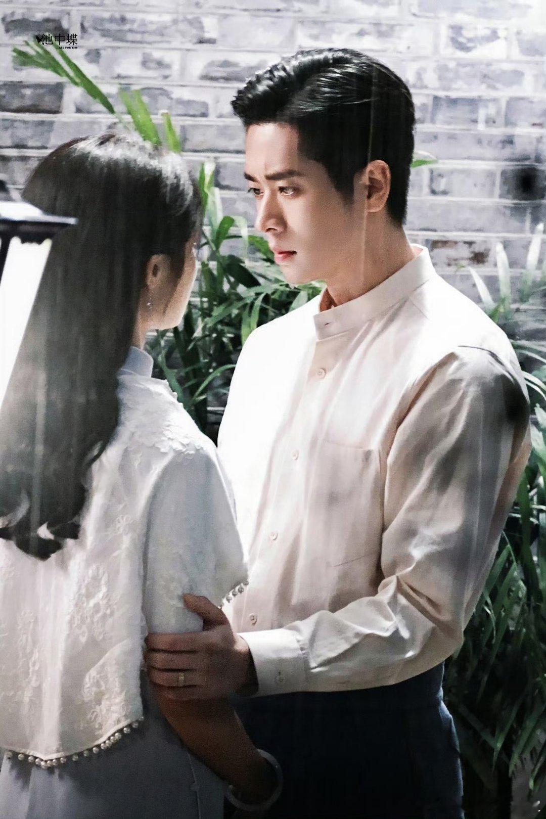 丞磊玉簟秋白衬衫路透 虞昶轩若隐若现的胸肌 对我的眼睛很好😍 