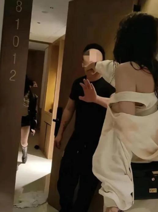 陕西渭南，女子出轨被丈夫捉奸在床，谁曾想当众被打了几耳光的女子，竟趁人不注意冲出