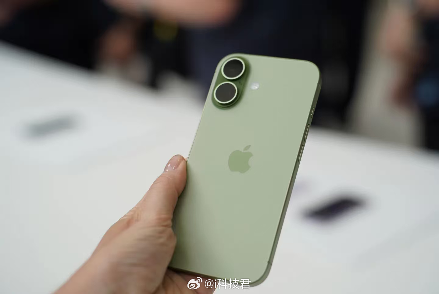 既然手机涨价，我建议所有手机发布会都取消线下举办，改成线上举办，提前录制视频也行