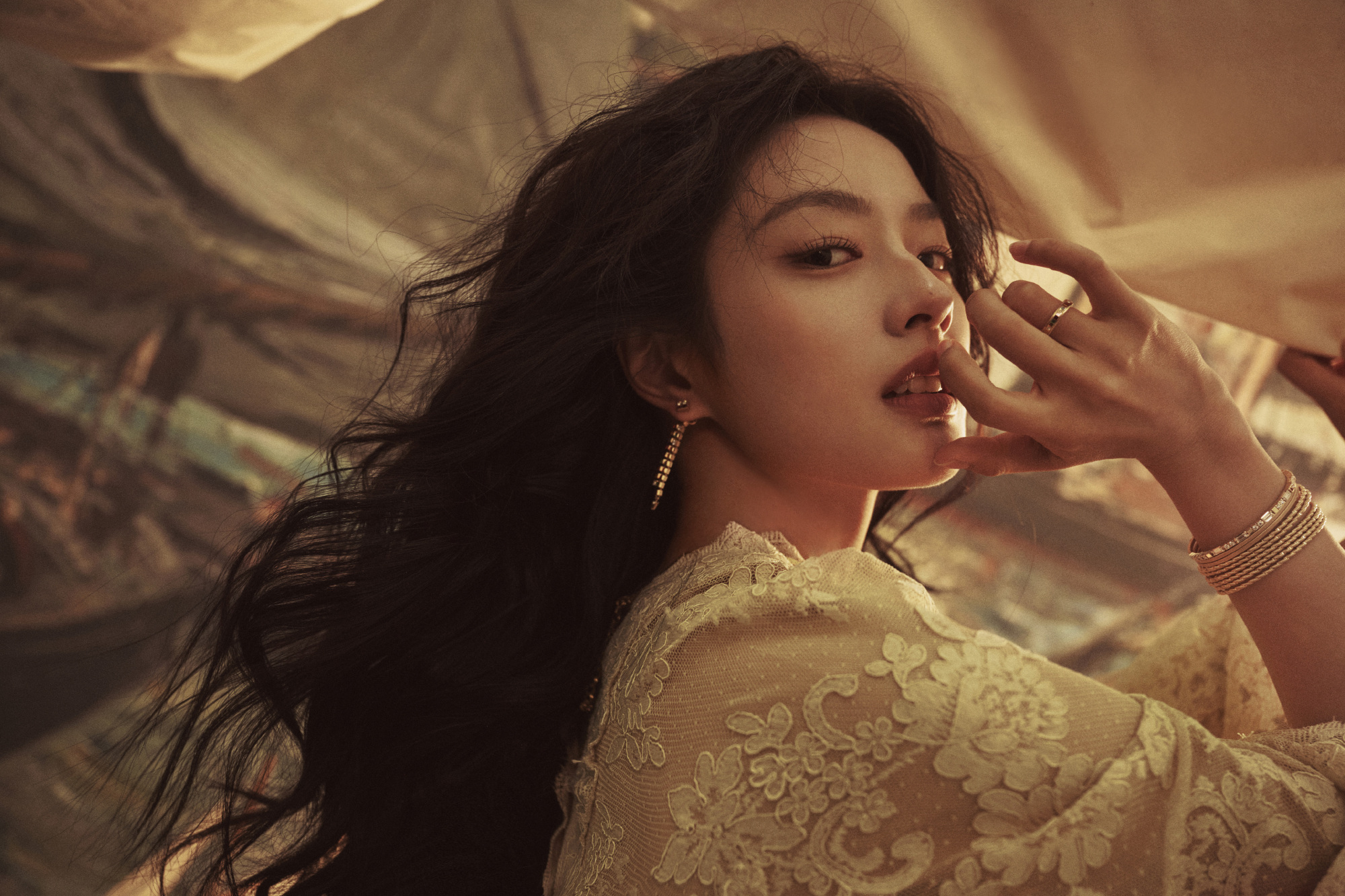 徐若晗撞衫田曦薇 ？还以为是今天尖叫之夜出图 两位妹妹撞衫呢！徐若晗穿了一件杏色