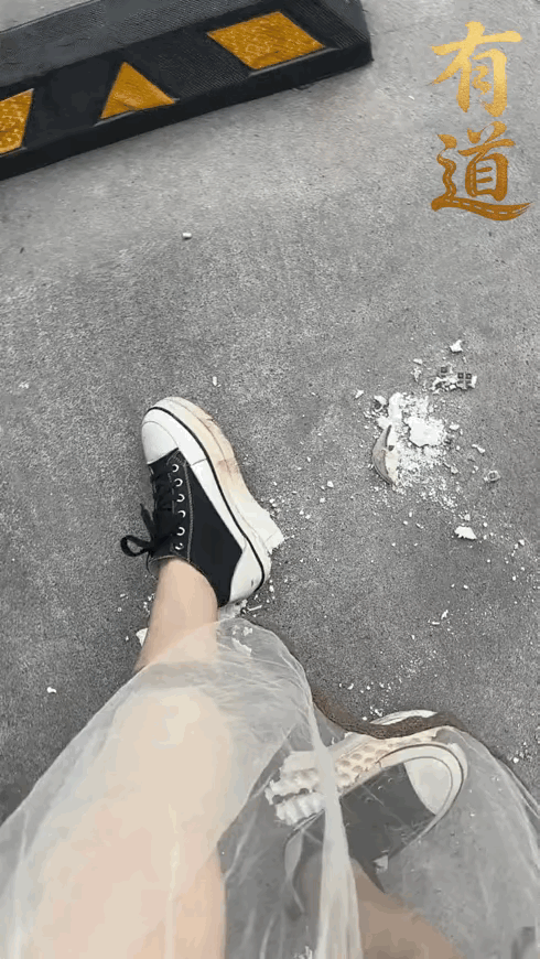 买来就舍不得穿，才一年啊！我的阿玛尼啊[流泪] 