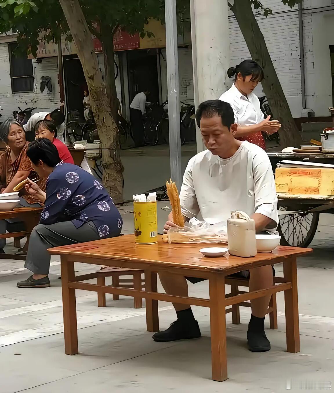 街边偶遇王志文，状态让人意外如果不说或许很多人想不到这是著名演员王志文白色上衣配
