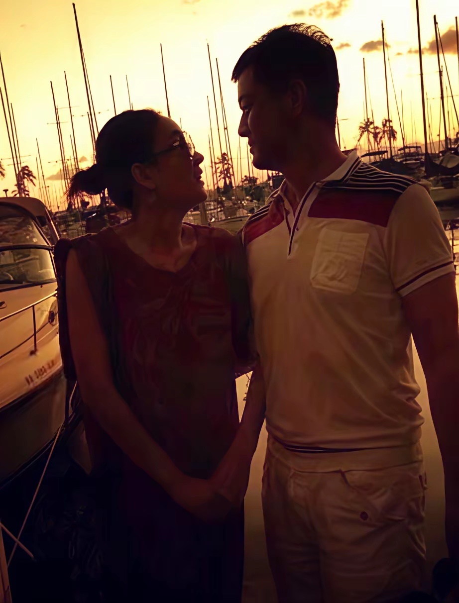 很多人都忘了，王菲和李亚鹏刚结婚那会儿有多甜，还把手搭在李亚鹏肩膀上一路蹦蹦跳跳