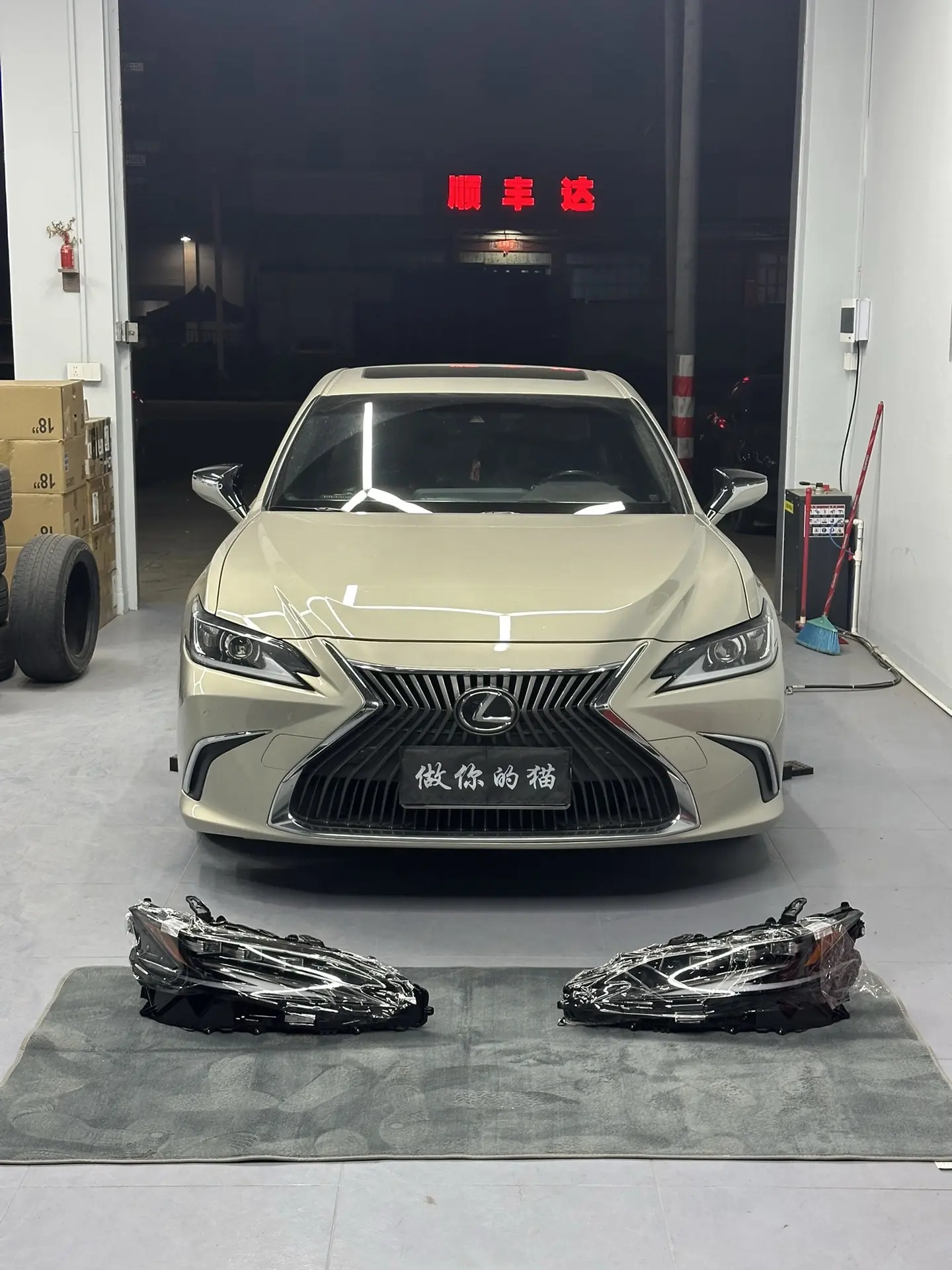 少见的香槟色雷克萨斯