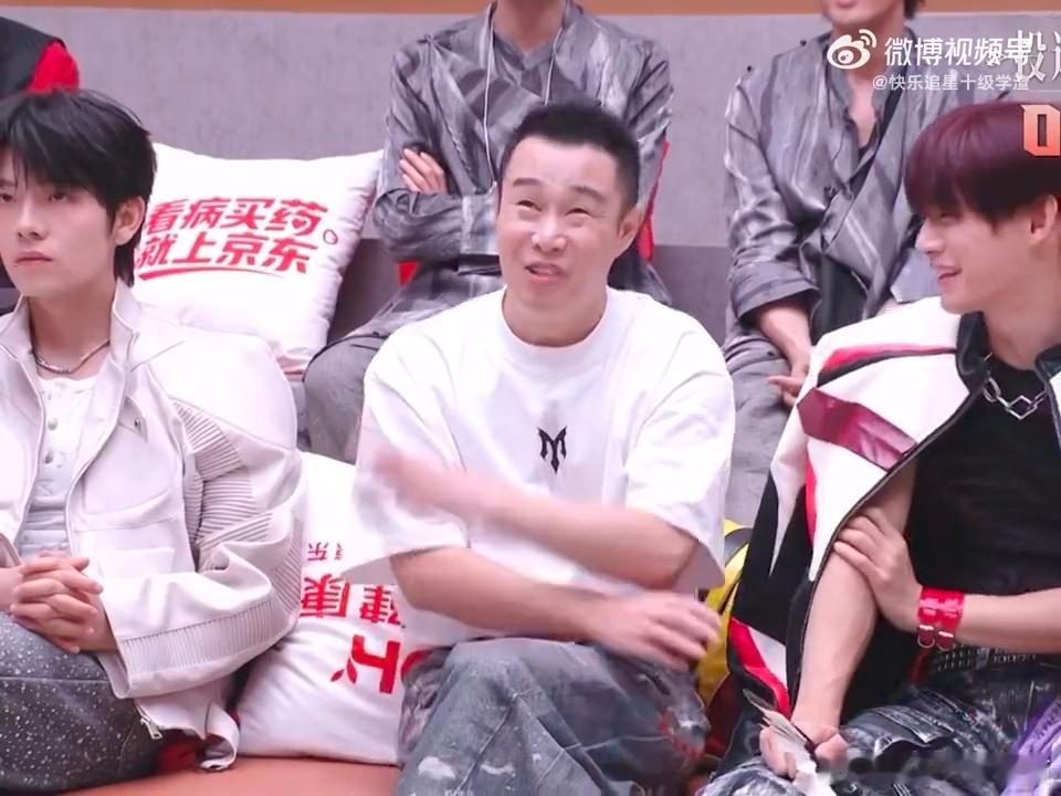 孙楠跳舞时小沈阳的表情小沈阳看孙楠跳舞的表情孙楠跳舞时，小沈阳的脸都皱巴了！ 小