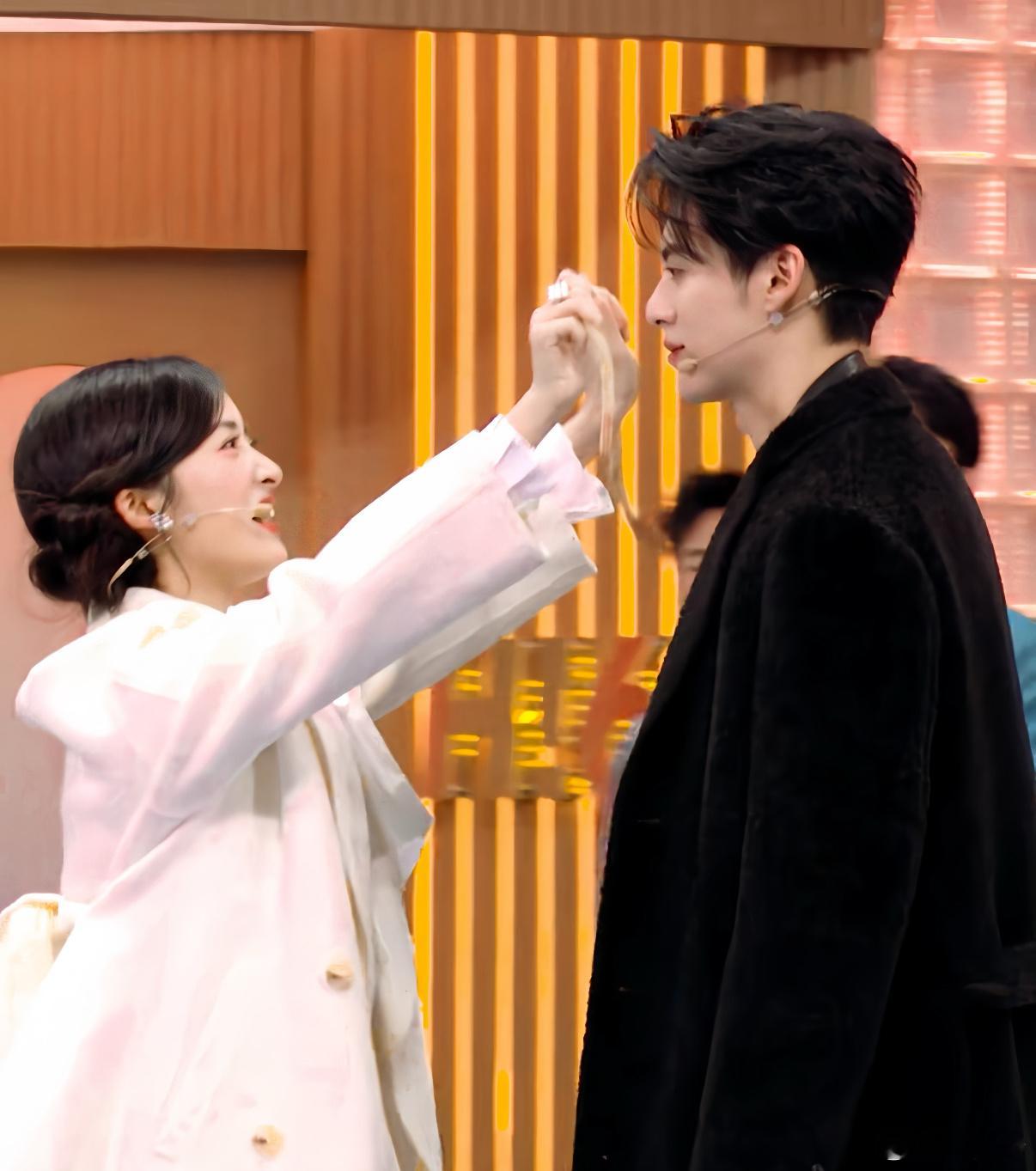 王鹤棣沈月白月光杀回湖南卫视湖南卫视跨年演唱会微博跨年狂欢节 王鹤棣沈月再次站上