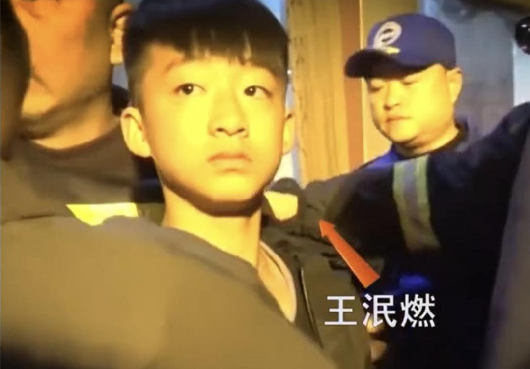 6次钻进30厘米井口20多米深井！14岁少年的生死救援：比勇敢更珍贵的，是人性深