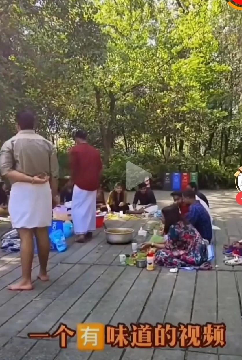 在成都南郊公园
印度一团体游客在草坪上聚餐，后离去时大量垃圾散落一地。

周围游