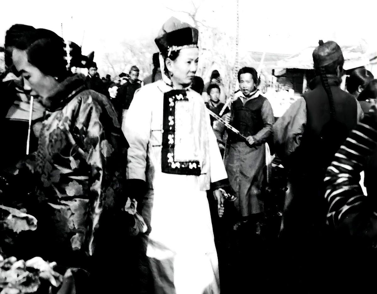 她根本不知道，就剩三年了。
三年后，她头上这支金步摇，她身上这件新做的旗装，她熟