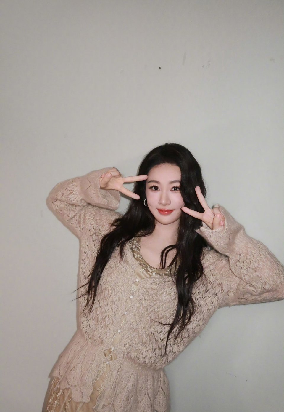 杨紫[超话]  yz杨紫董竹君yz杨紫玉兰花开君再来“不同蔷薇，你可是明艳从不凋