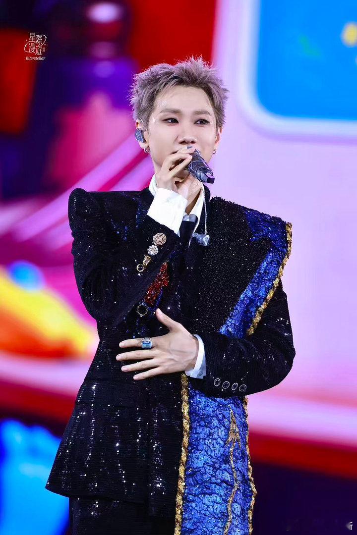 汪苏泷和男和声牵手成功汪苏泷和男和声手牵手唱谜底本来安安静静听歌，目光反倒被相握