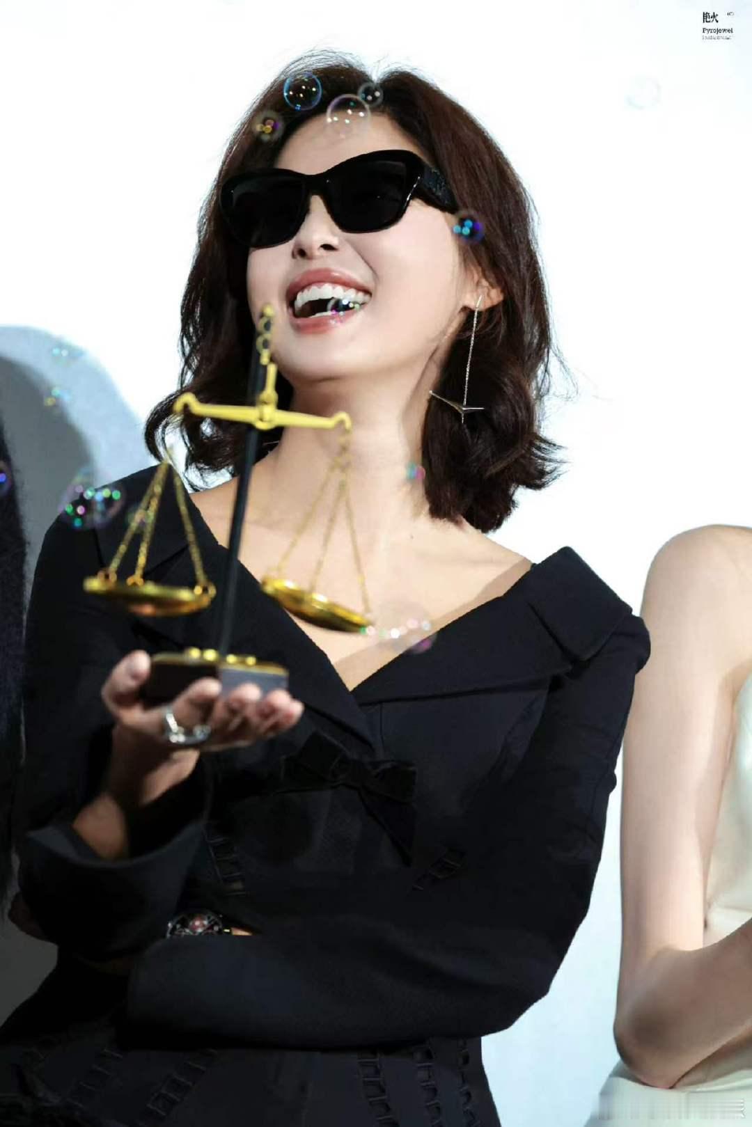 辛芷蕾治好了我的不配得感 哇塞！辛芷蕾把强大内核展现得淋漓尽致，专业自信，情感清