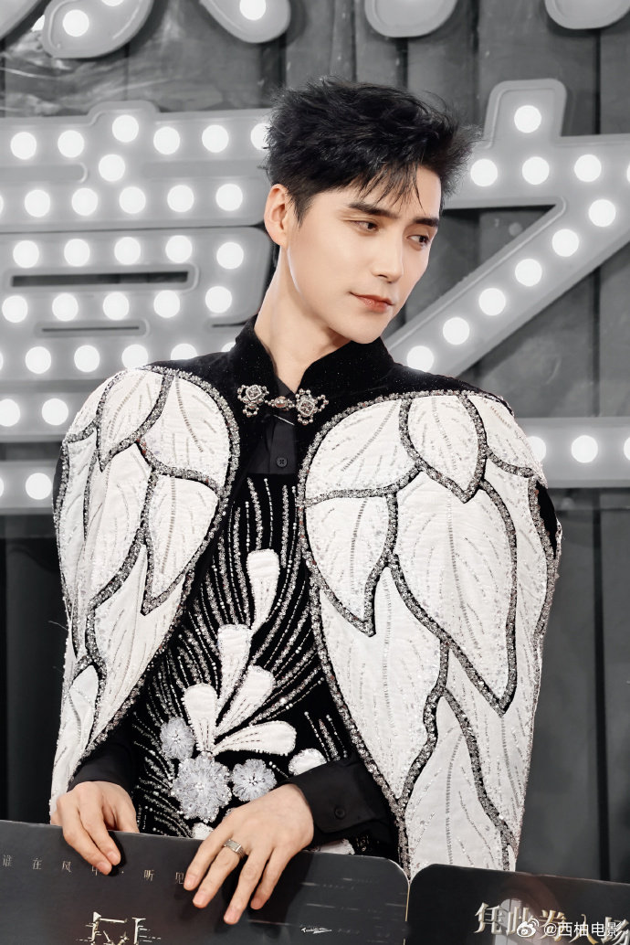 阿云嘎的蝉翼会发光感谢阿云嘎，为我枯燥的夜晚带来了如此震撼的美学冲击！[好爱哦]