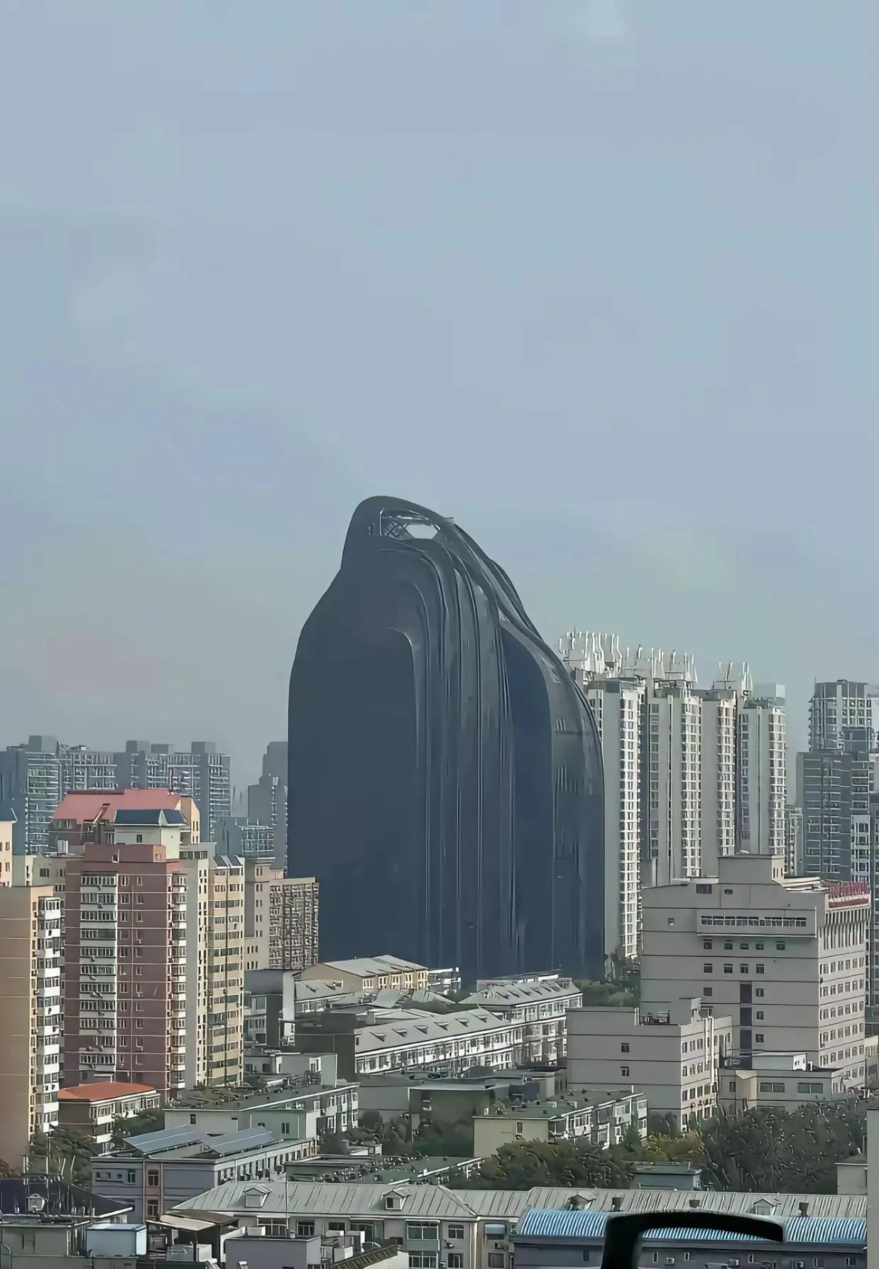 看北京的大黑楼，真的给人的第一感观，就是不适！

这种大黑楼，设计成这样，就像一