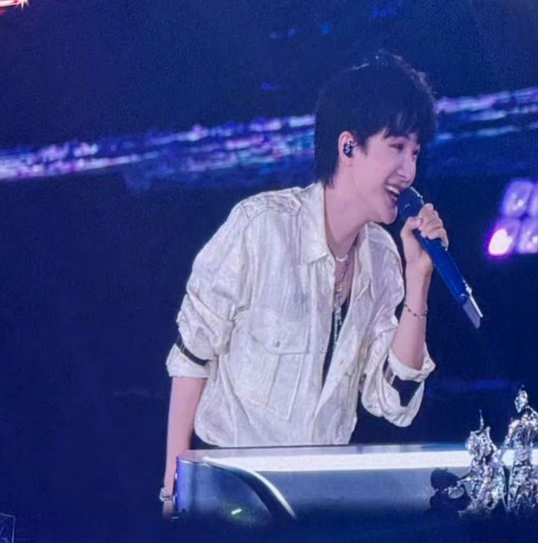 王力宏演唱会嘉宾是周深王力宏周深首次合唱成都演唱会的舞台上，王力宏与周深完成首次