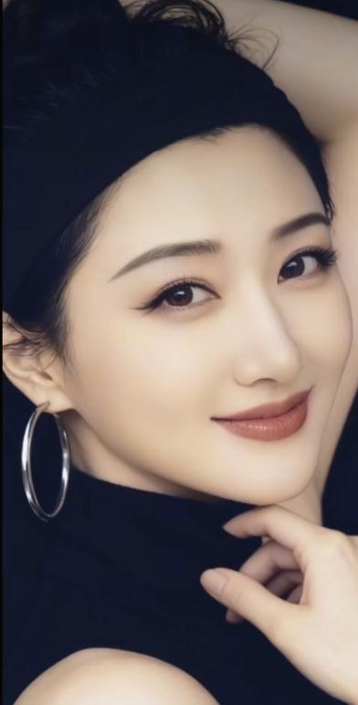 做人实不易，
生命长度有限，
却可赋予深度与温度。

人生最高境界是:
了无遗憾